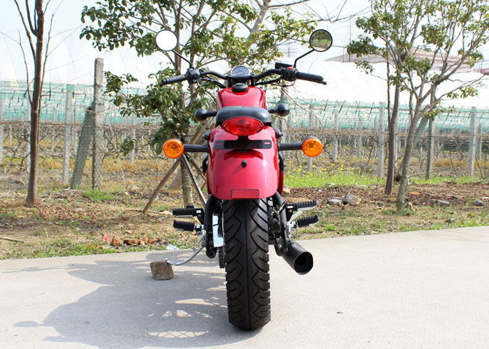 รถจักรยานยนต์ Chopper แดง 250cc 90 กม. / ชม. ใช้น้ำมันน้อยพร้อมเกียร์ธรรมดา 5 อัน