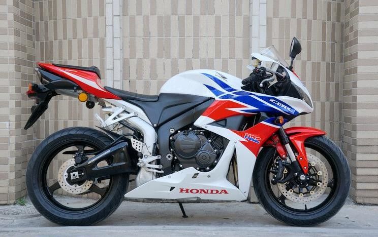 ยามาฮ่าสกูตเตอร์มอเตอร์ระบายความร้อนด้วยของเหลว 600cc รถจักรยานยนต์ไฟฟ้าขับเคลื่อน Inline สี่กระบอก