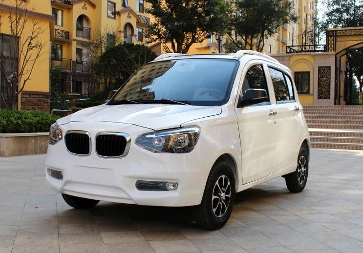 รถกอล์ฟไฟฟ้าขนาด 6000w พร้อม 5 ประตู 4 ที่นั่ง BMW สไตล์ Fan Heater MP3 MP3 Radio PVC