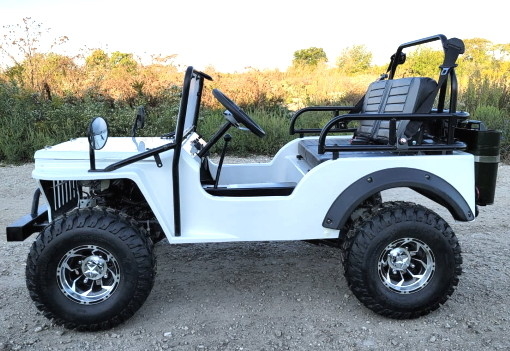 รถกอล์ฟมินิแก๊สสีขาว Jeep ELITE Edition ยกขึ้นพร้อมขอบแบบกำหนดเองและบังโคลนบังโคลน