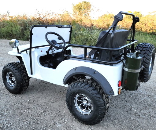 รถกอล์ฟมินิแก๊สสีขาว Jeep ELITE Edition ยกขึ้นพร้อมขอบแบบกำหนดเองและบังโคลนบังโคลน