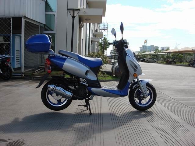 สกู๊ตเตอร์ขนาดเล็ก 150cc พร้อมเครื่องยนต์ระบายความร้อนด้วยอากาศ Cvt, ดิสก์เบรกดรัมเบรคด้านหน้า