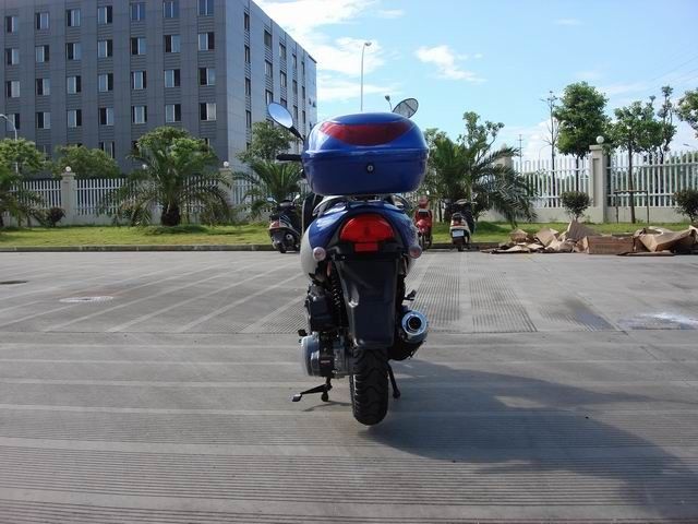 สกู๊ตเตอร์ขนาดเล็ก 150cc พร้อมเครื่องยนต์ระบายความร้อนด้วยอากาศ Cvt, ดิสก์เบรกดรัมเบรคด้านหน้า
