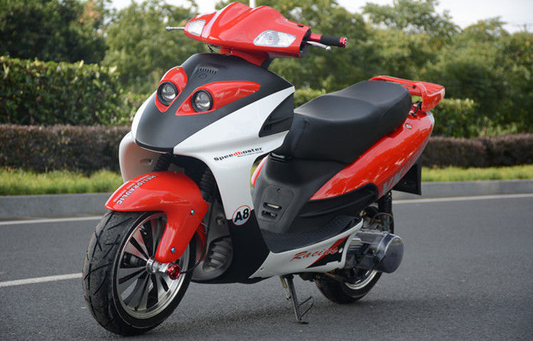 1 สกู๊ตเตอร์ 4 จังหวะสำหรับผู้ใหญ่มอเตอร์สกูตเตอร์อากาศเย็น 150cc 59 ไมล์ / ชั่วโมงความเร็วสูงสุด
