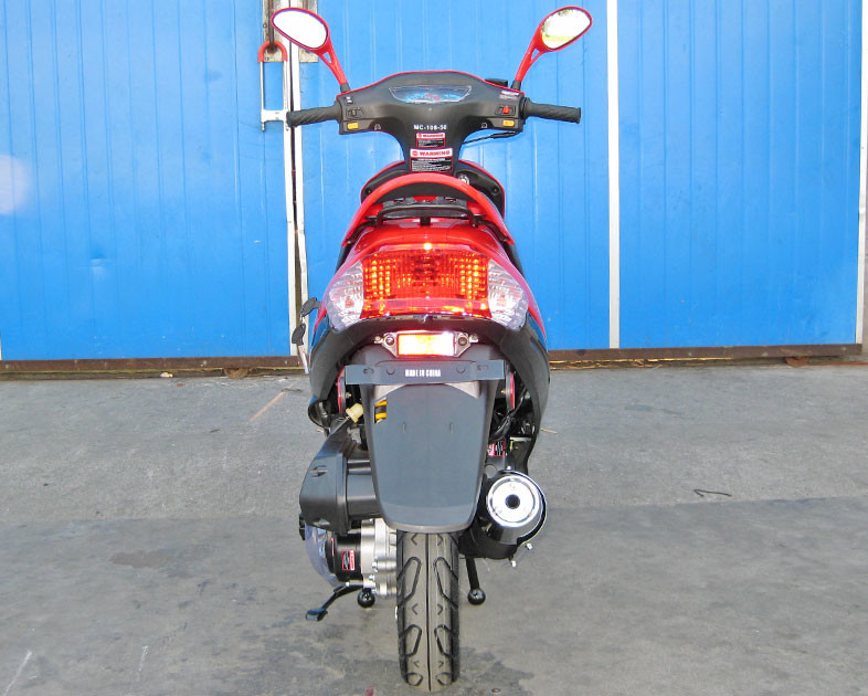Air Cooled CDI Ignition มอเตอร์ผู้ใหญ่สกูตเตอร์ 50CC สกูตเตอร์ 65 - 70km / H การทำงานของเบรคมือ