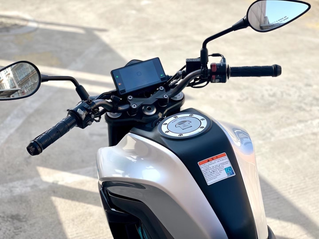 รถจักรยานยนต์พลังสูง 150cc พร้อมเครื่องยนต์ 4 จังหวะ SOHC 2 วาล์วระบายความร้อนด้วยอากาศ